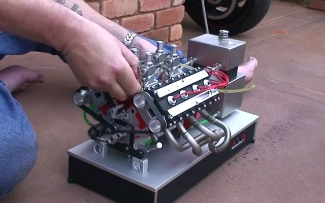 手工制作的小型v8硝基发动机
