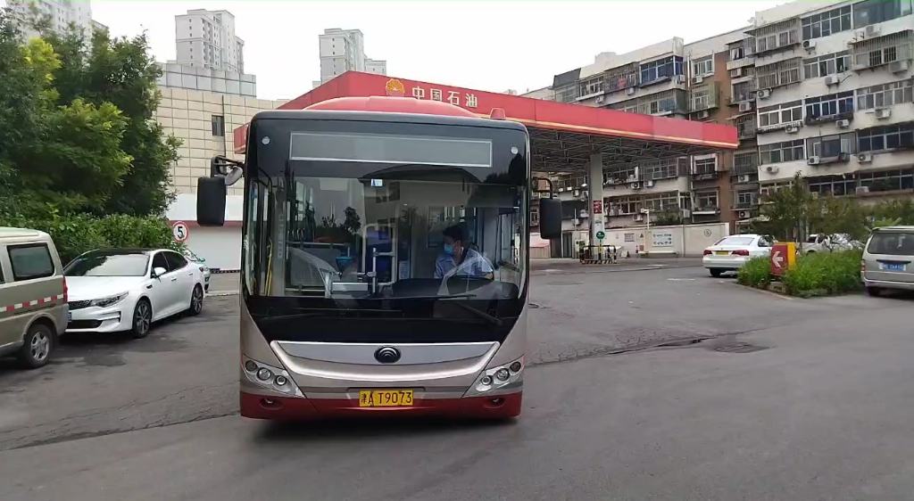 天津公交901路 zk6120chevpg5 驶离华光路加油站