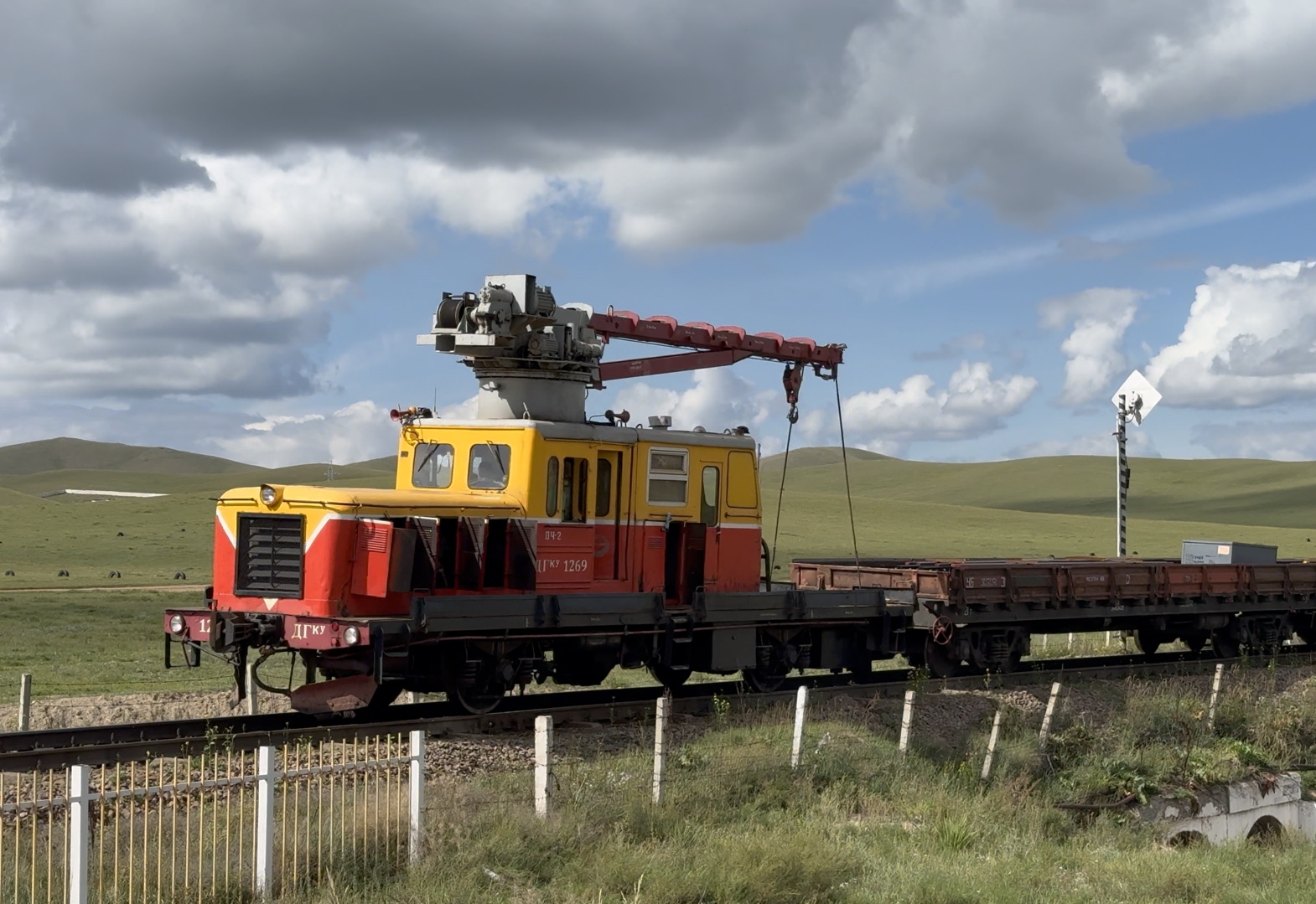 蒙古国工务轨道车通过道口