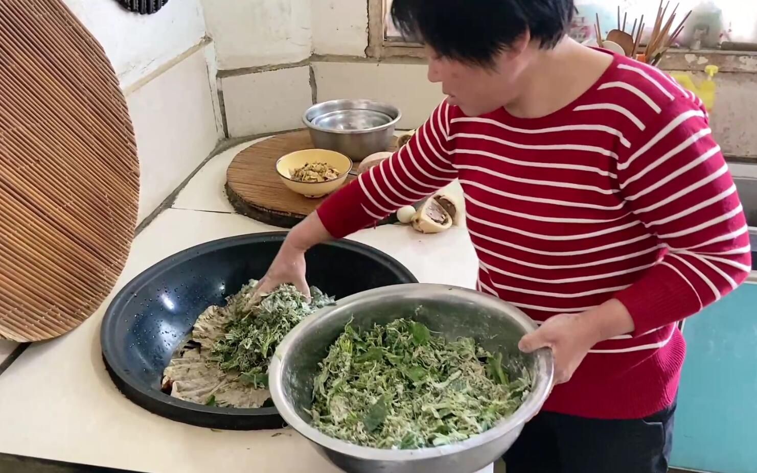 [图]农村春天独有美食，野菜大杂烩，婆婆蒸一锅，浇点蒜汁吃着美得很