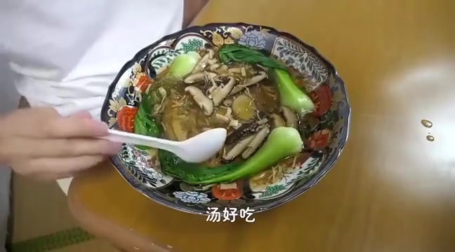 日本人捕鲨鱼切鱼鳍抽鱼翅做鱼汤.是谁发明的这样吃?