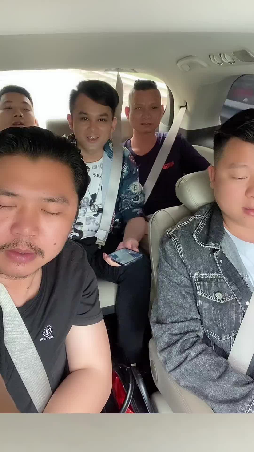一帮志同道合的朋友聚在一起好开心团队精神男人之间的快乐