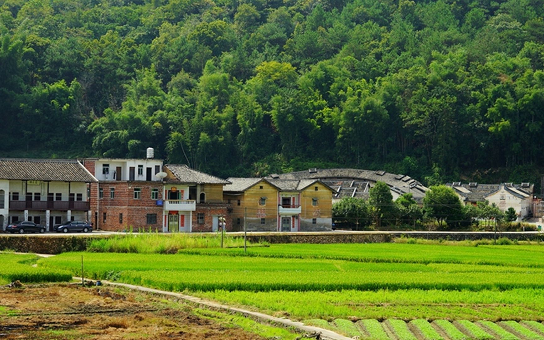 四川南充农村里的露天演唱会歌唱的不咋地排场还像模像样