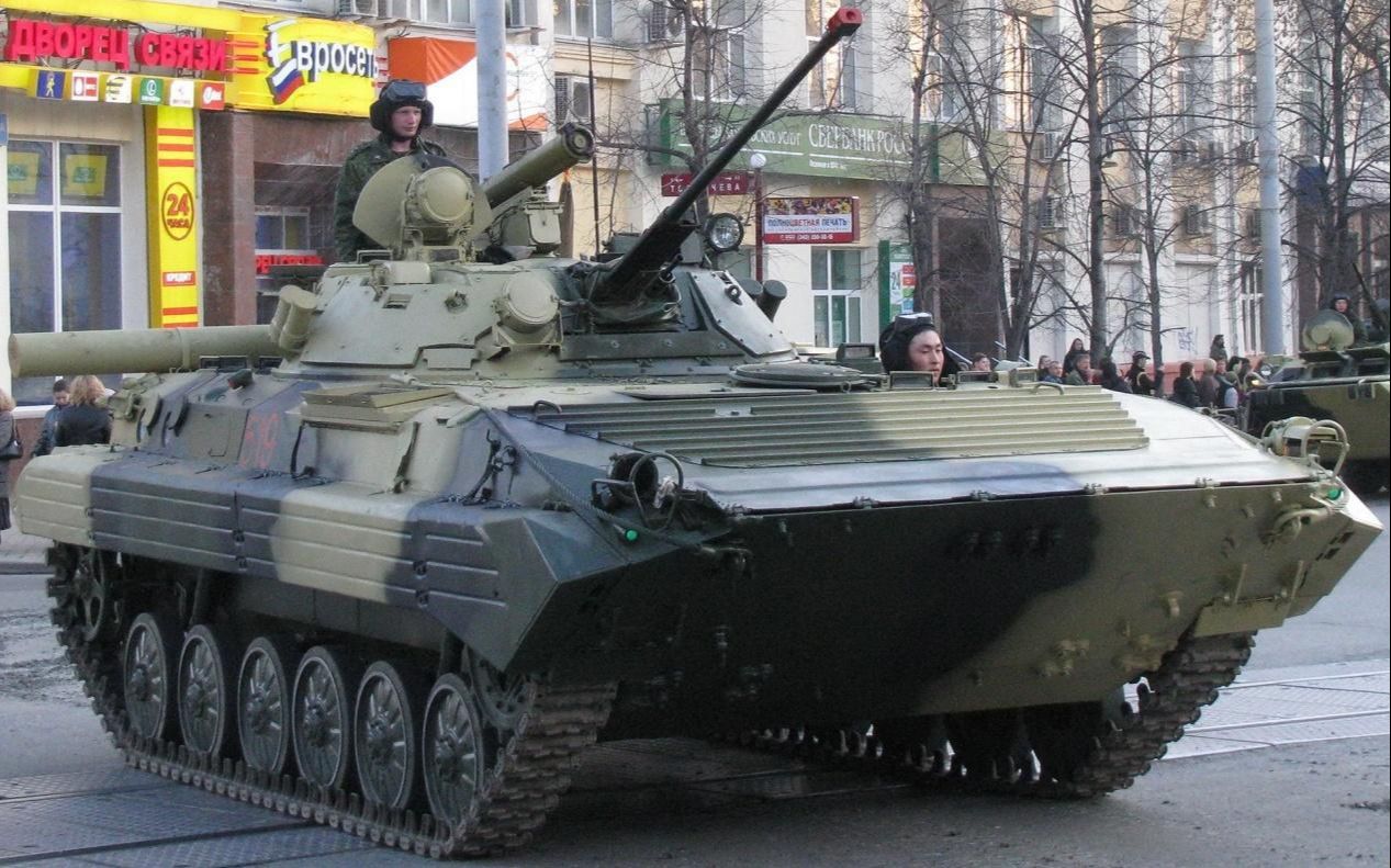 bmp2步兵战车30mm机炮实弹射击