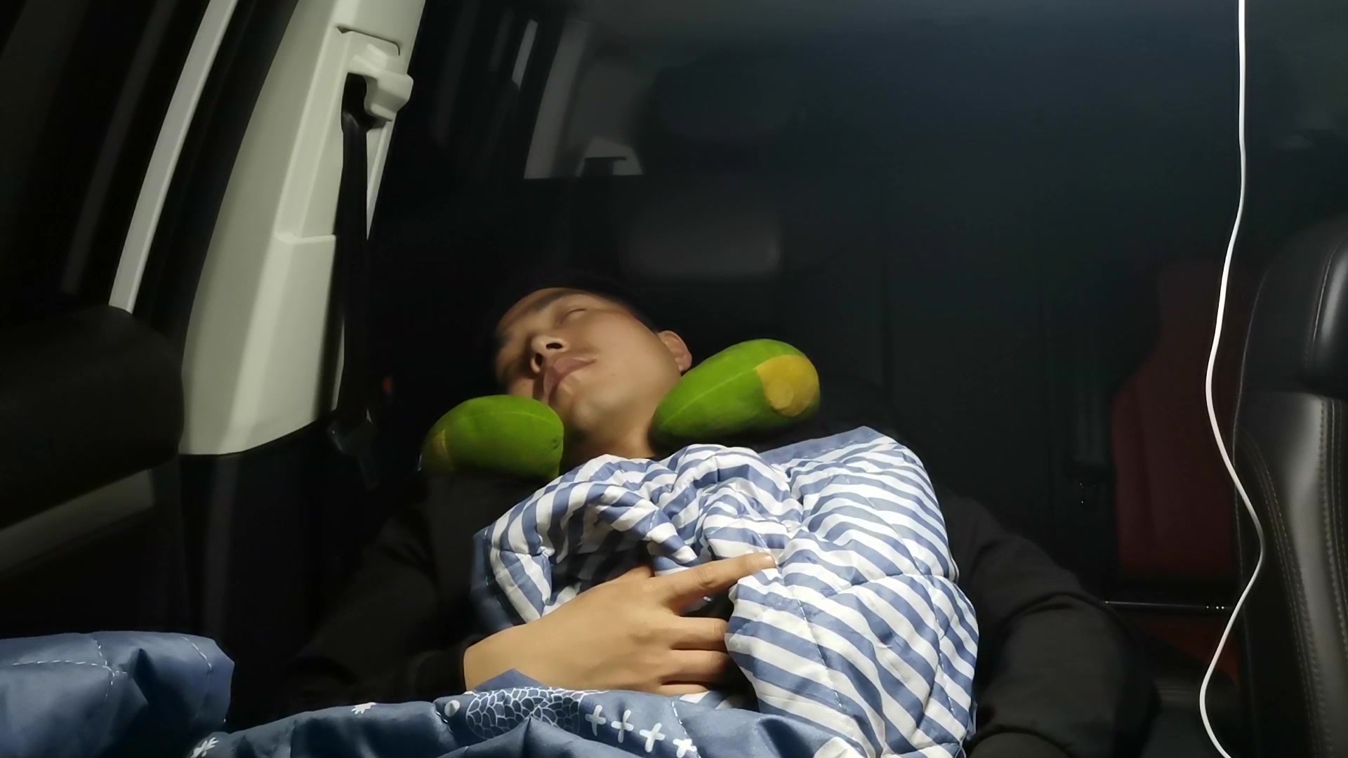 小伙在野外车上睡觉,半夜听到有婴儿的哭声.太诡异了!