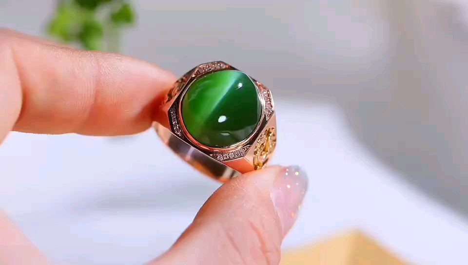 极品18k金和田玉碧玉冰底猫眼男戒,眼线极活极灵动,18k重金镶嵌,真金