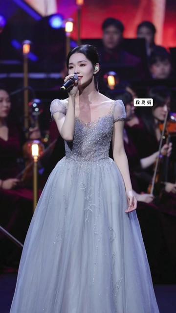 青年演员歌手段奥娟在 电影音乐会上演唱电影(狙击手)主题曲《回家》