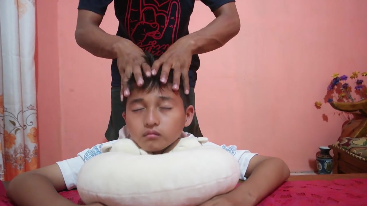 【印尼】在家给小朋友做头部按摩_哔哩哔哩 (゜-゜