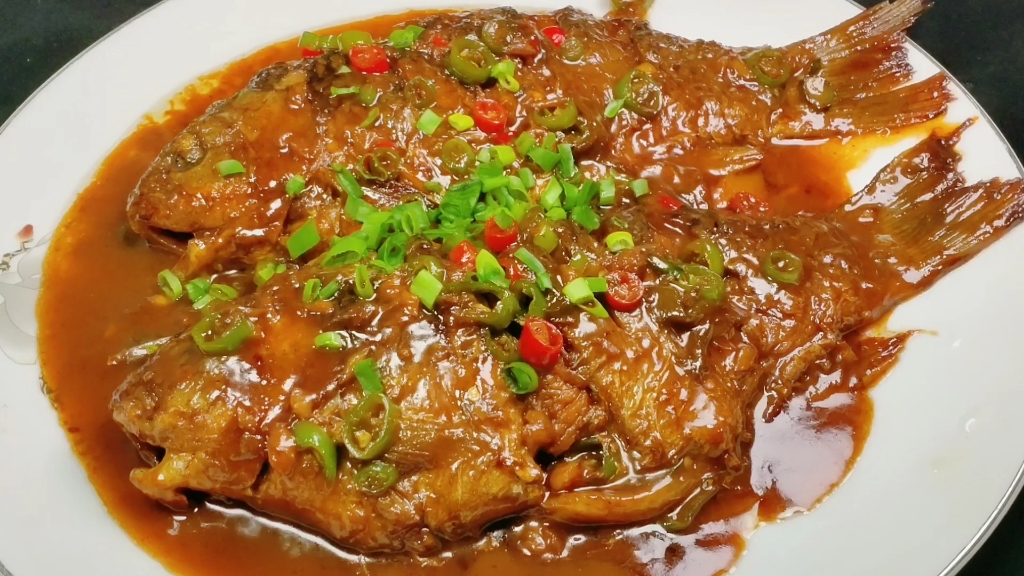 为什么饭店里做的鲫鱼好吃呢?大厨教你诀窍,鲜香美味香辣下饭