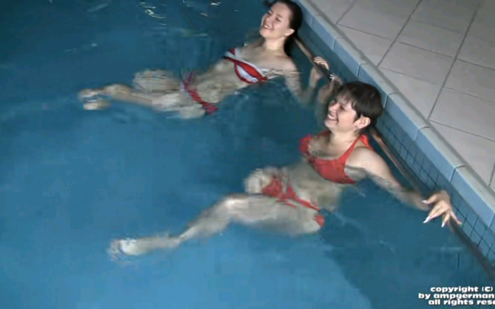 [图]Jasmin & Victoria SwimmingJasmin & Victoria 游泳