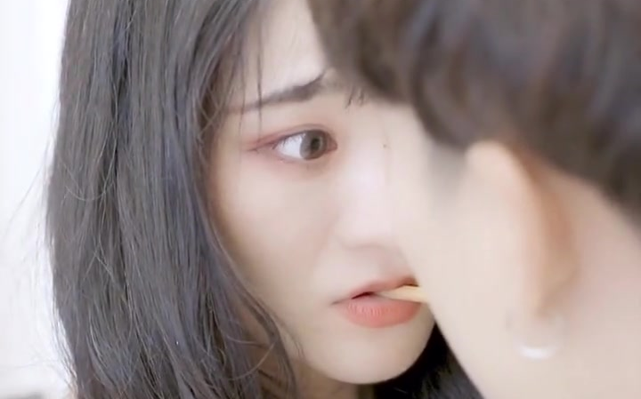 都说对视的时候会擦出的火花这么近距离的接触让小羊和阿莫心跳不止下