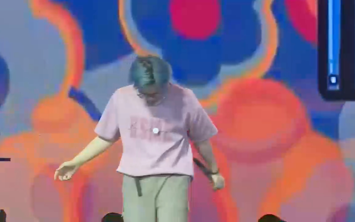 e人歌手模仿赛道:9小青蛙街头演唱这就是爱刚开口路人纷纷围观 张杰