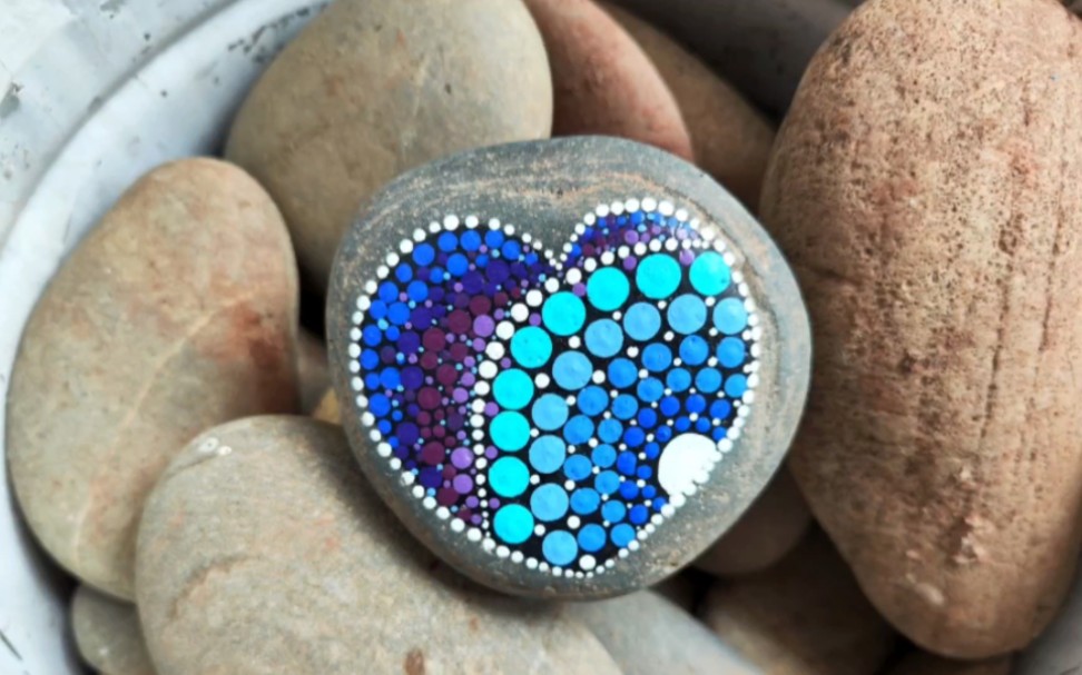 石头爱心表白方式,谁还不会画爱心呢.石头画波点彩绘