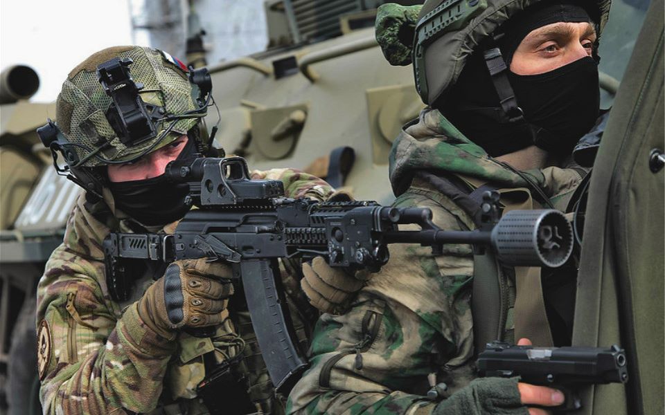 8名俄罗斯特种部队突袭工厂ak走火击中人质主角被抓134