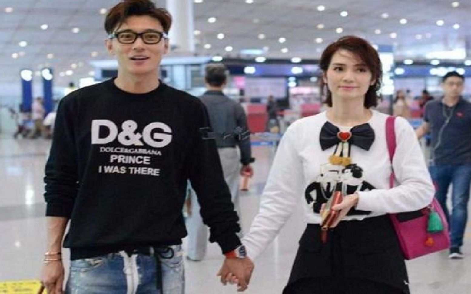 张丹峰被曝出轨后时隔一个月终于回应经纪人毕滢已经引咎辞职