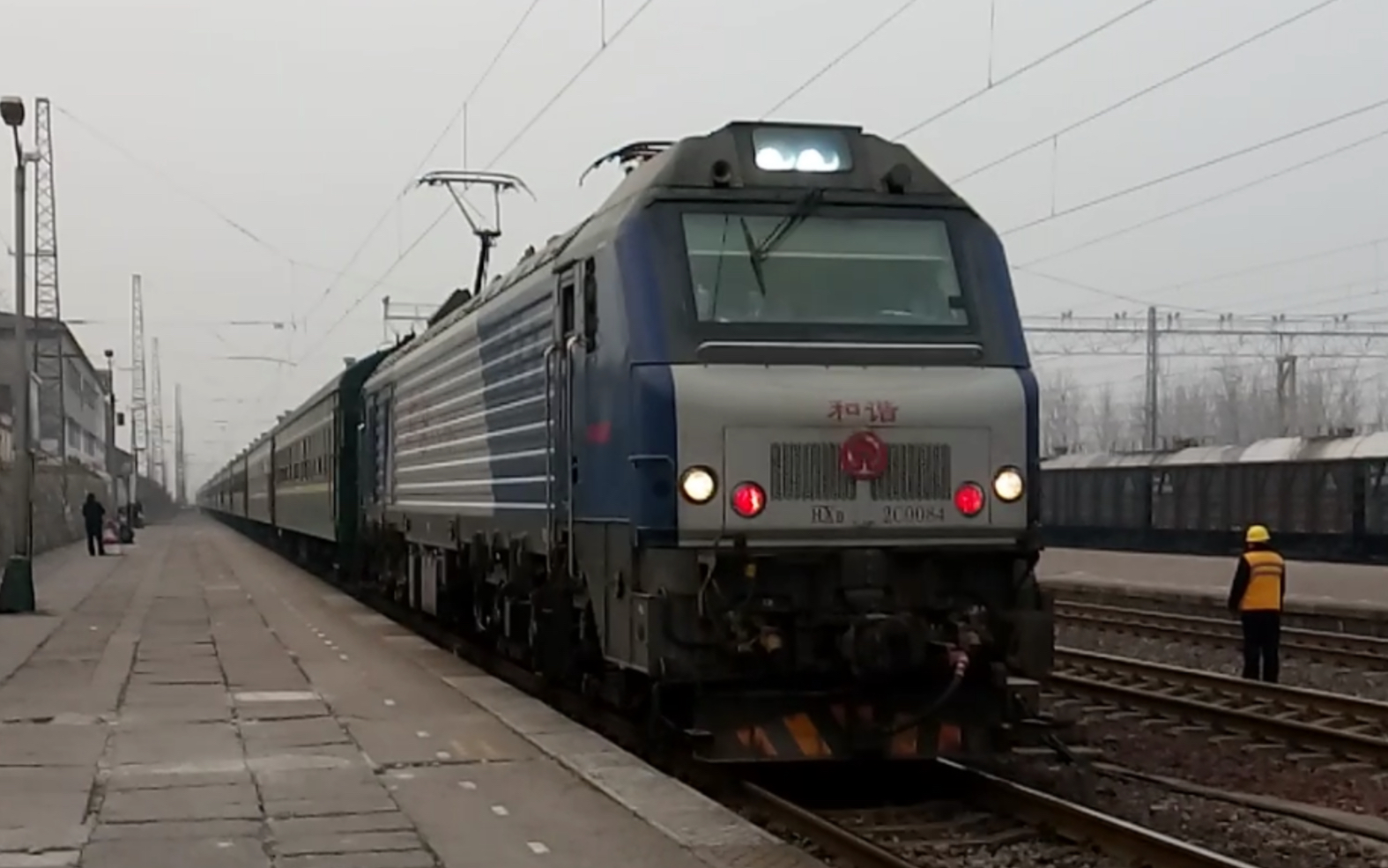 郑局洛段hxd2c牵引临客3009次(北京西-襄阳)进宝丰站一站台_哔哩哔哩