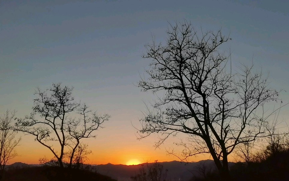 [图]人间灯火闪烁日落西山，月起云海重逢的重逢，别离的别离