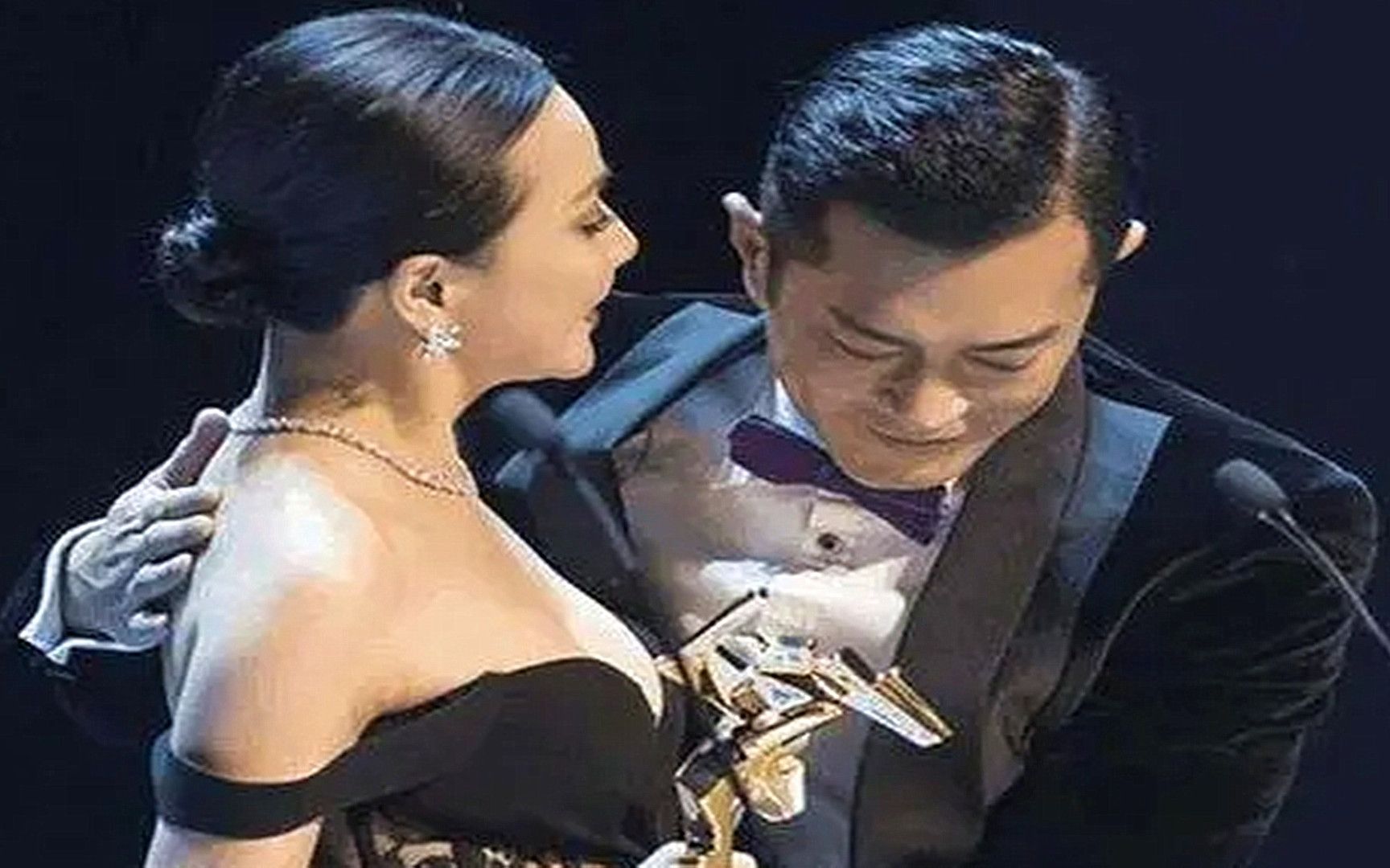 古天乐一把搂住刘嘉玲,有谁注意两人胸口的距离?网友:故意的?