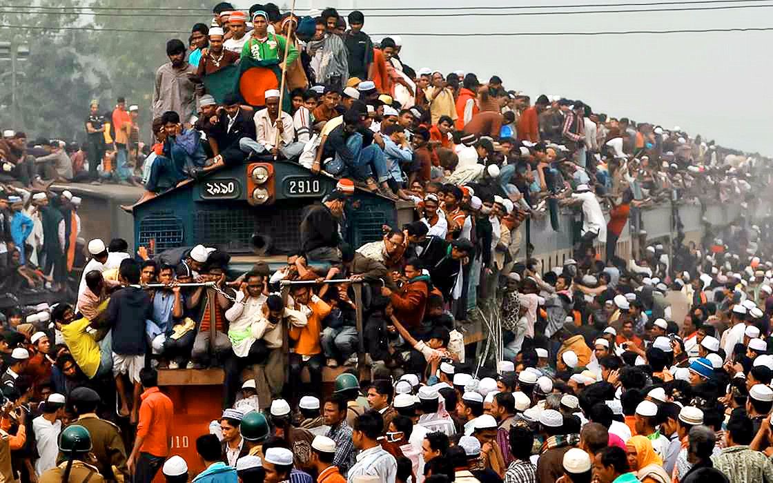 实拍印度火车站,看开挂民族坐最拥挤的火车