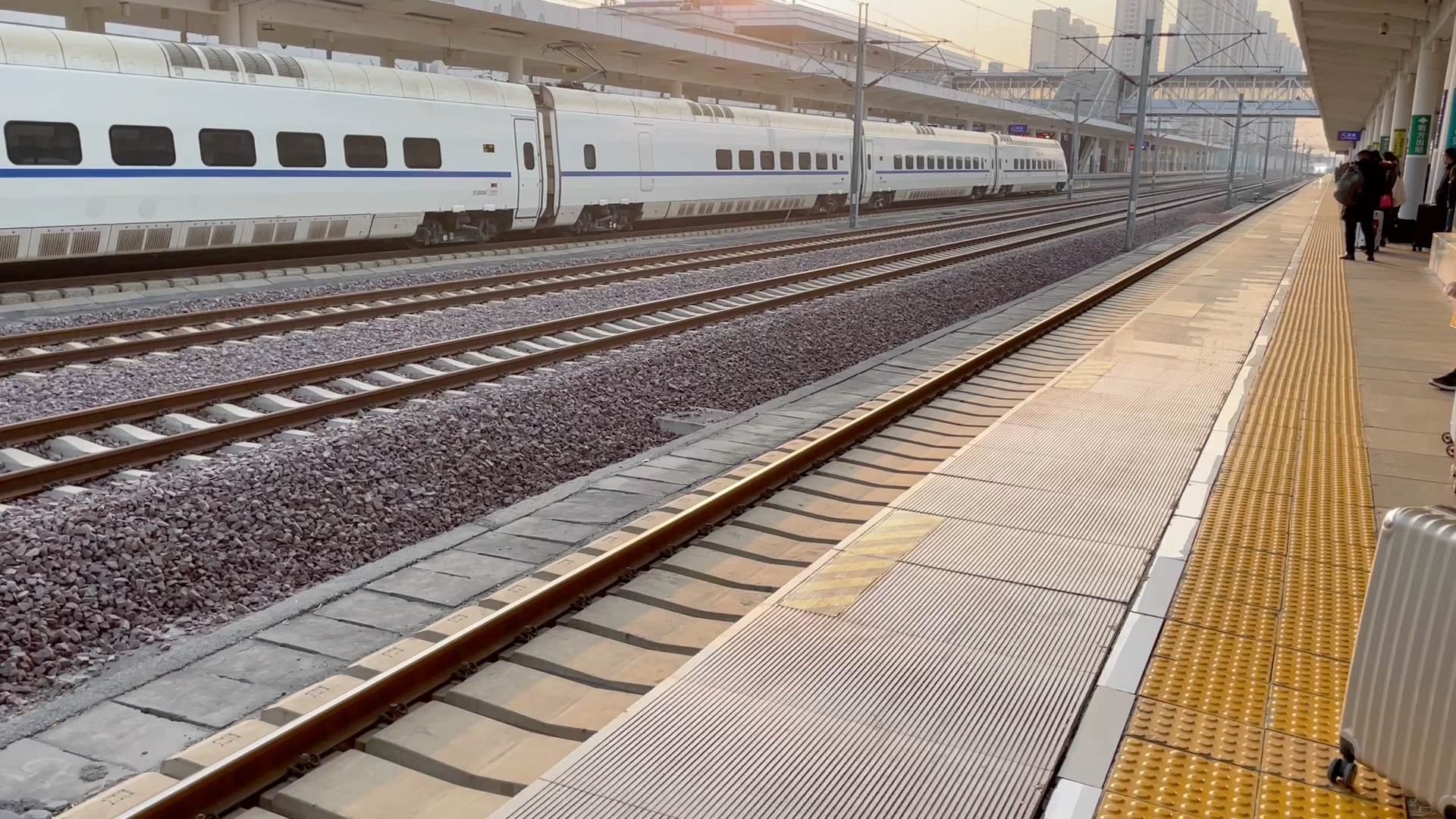 g3143次列车停靠焦作站5站台(旁边是太局的动驴,车次应该是d3382,马上