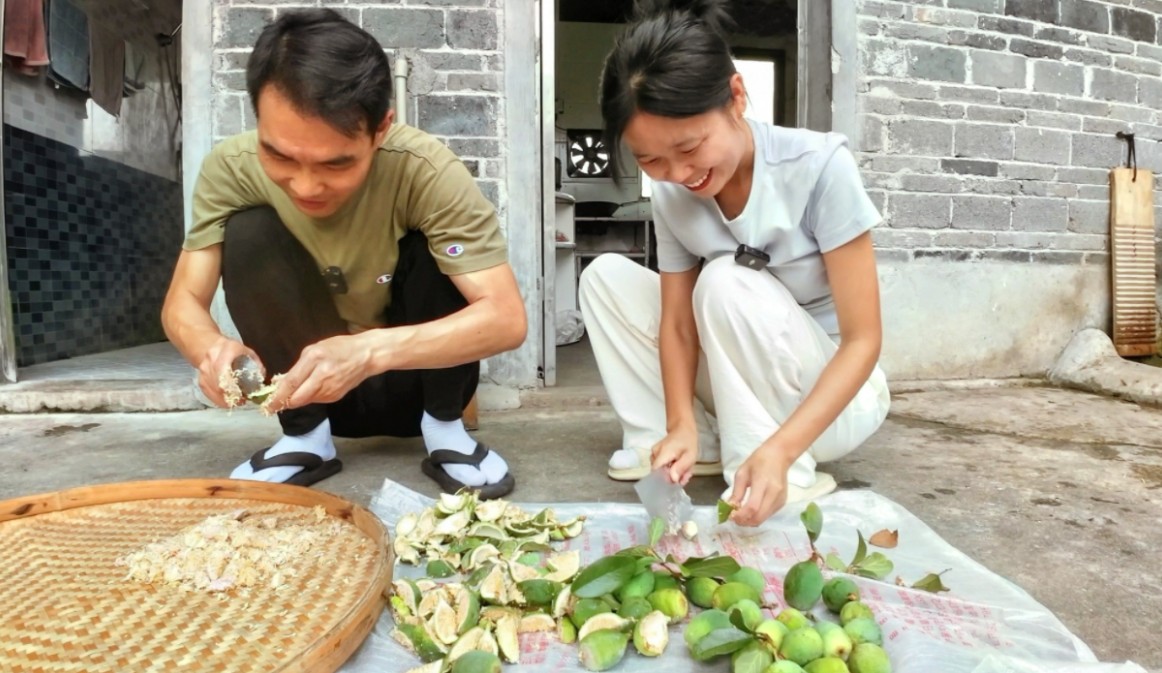 摘回不少凉粉果,切开把籽取出来,做成手搓凉粉,夏天吃太解暑了哔哩哔哩bilibili