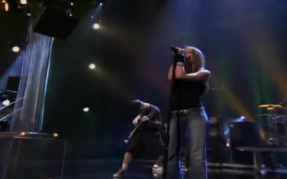 [图]Avril Lavigne - Fuel (Metallica Cover) (Live MTV Icon 2003)