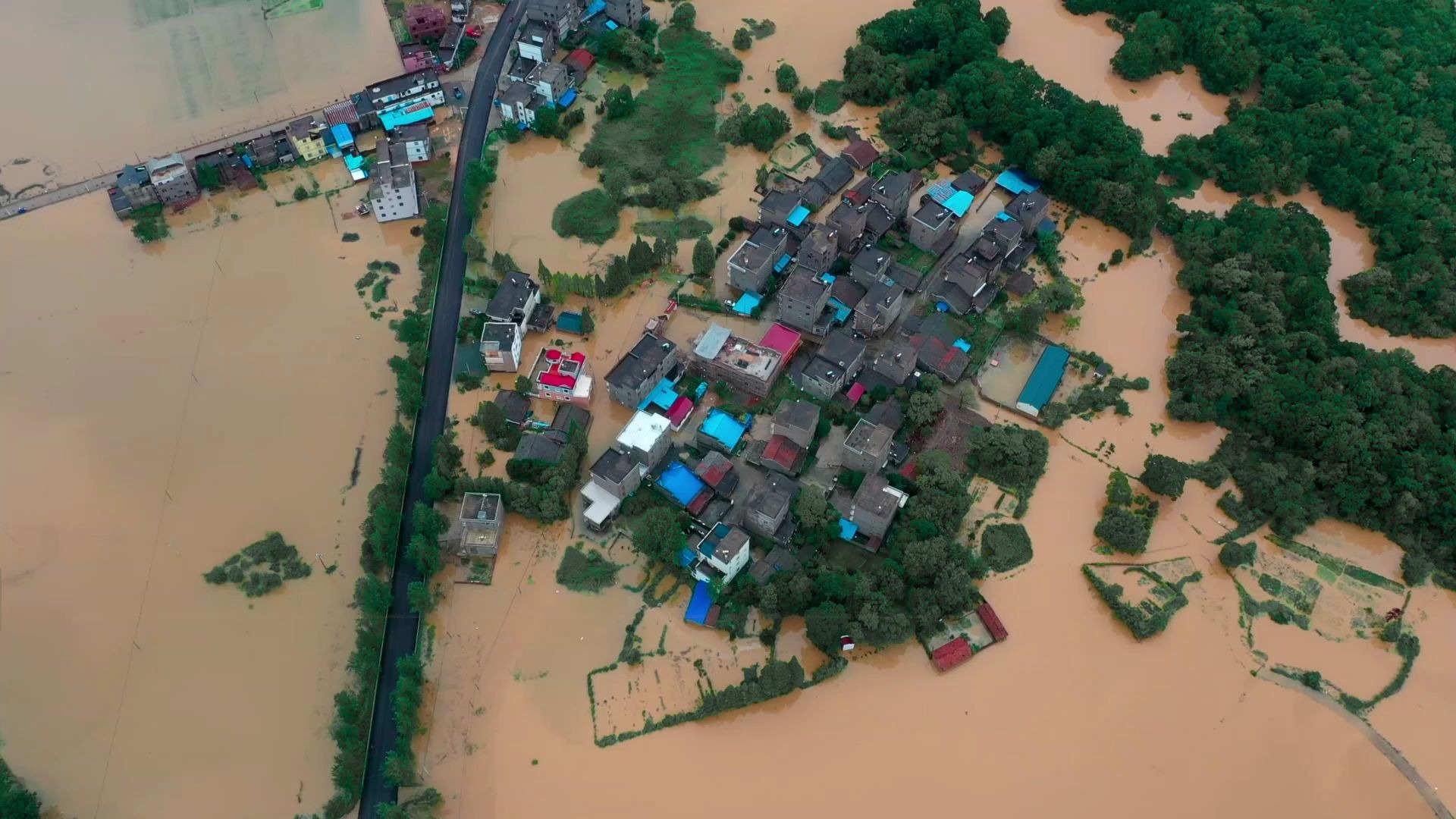 强降雨致江西上饶鄱阳县多段决堤,水位持续上涨!国家电网:水涨电停,水退电送哔哩哔哩bilibili