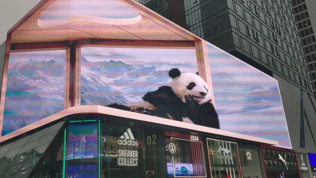 成都太古里裸眼3d屏幕,为了看个效果,站那看了好久的广告