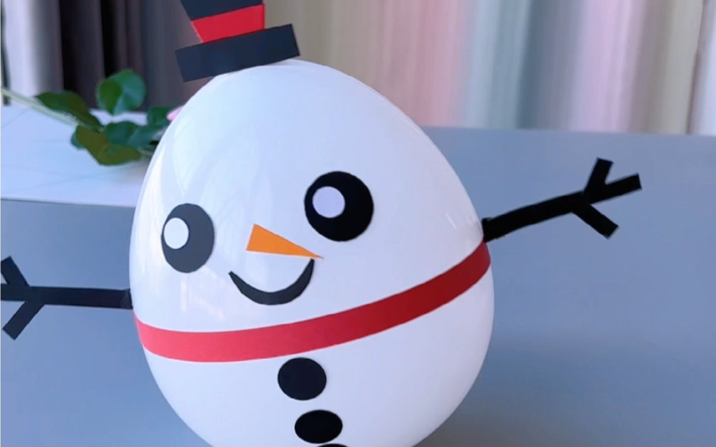 用气球和弹珠和孩子一起做一个可爱的小雪人不倒翁吧!孩子可喜欢了