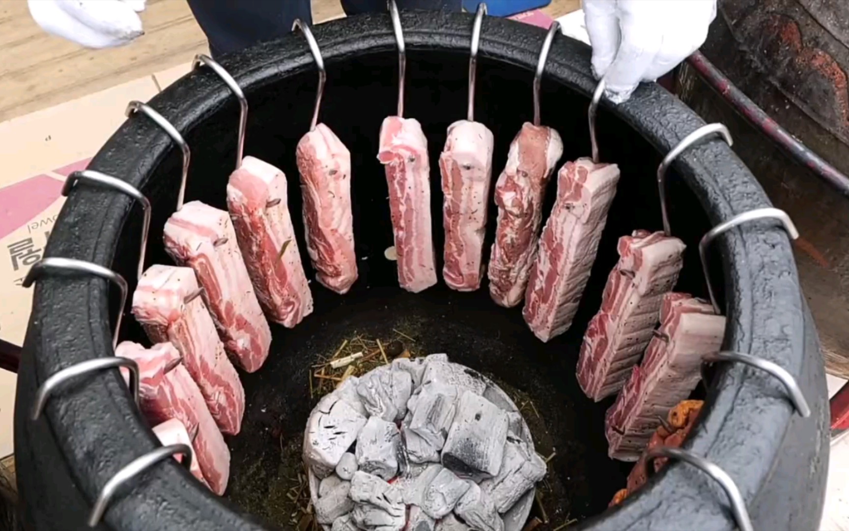 街头美食露营餐厅的原味美食大缸碳烤五花肉和熏鸭肉大缸还加入了特殊