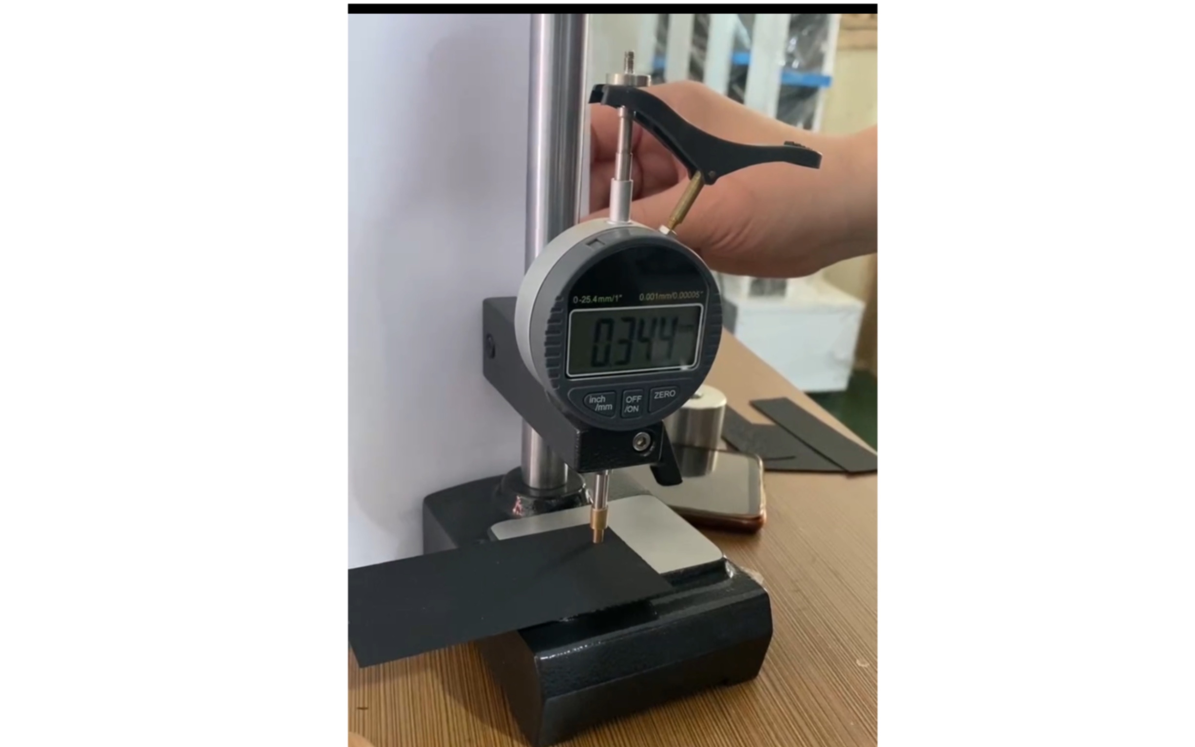 仪又称纸张厚度测试仪,厚度仪,测厚计,厚度计是根据接触测量法原理