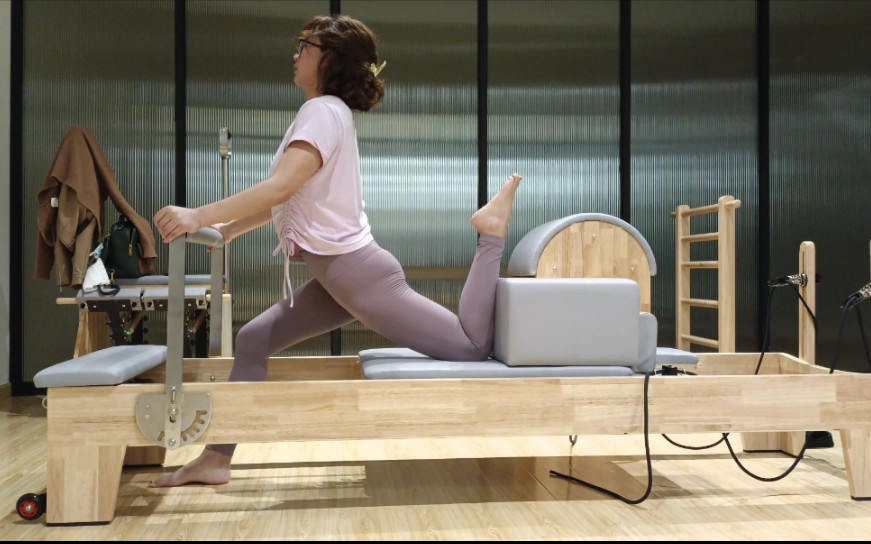 普拉提拉伸腹股沟和大腿前侧-3