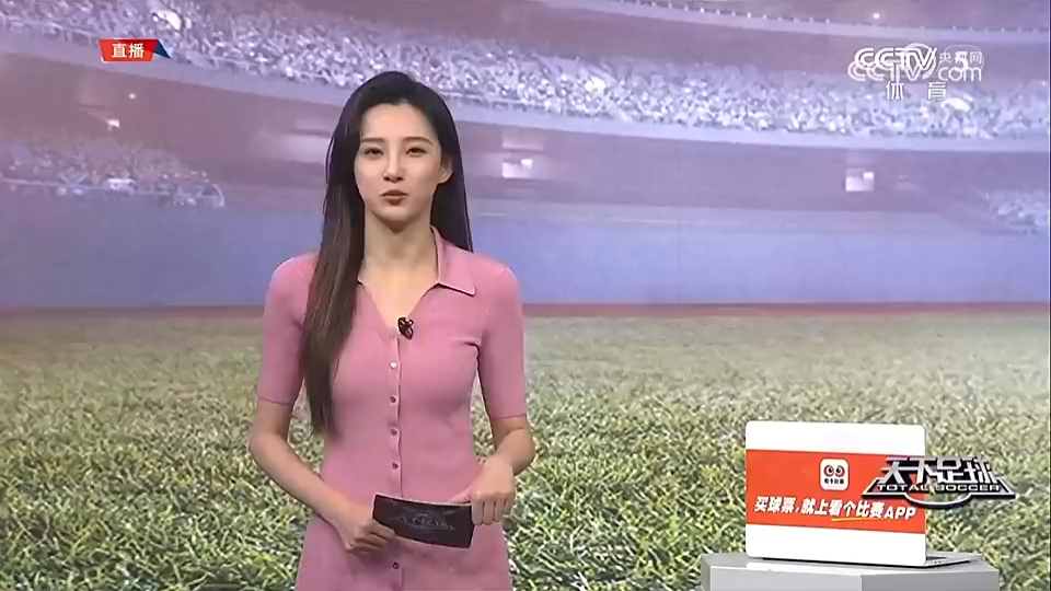 真的美!马凡舒今日《天下足球》着装,大长腿藏不住