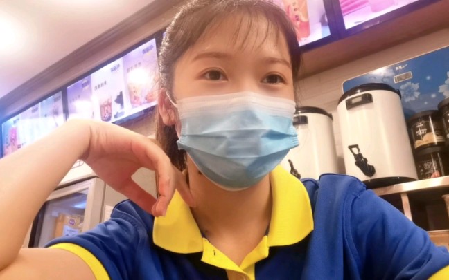 在奶茶店上班的女孩子