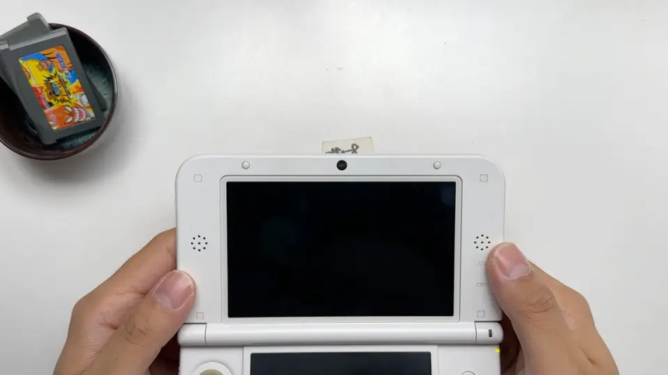 编号5297-6，黑色new3ds，上下盖有一些对光痕。新小三外壳这种材质决定 