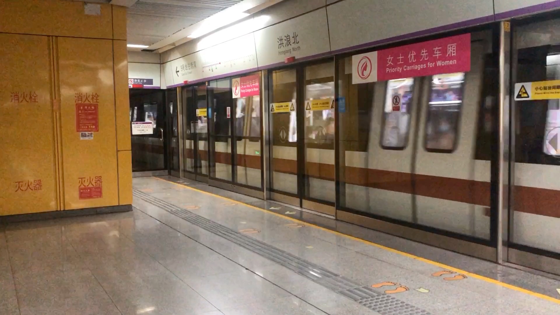 (深圳地铁)5号线02a0606株257车2号线救援车出洪浪北站