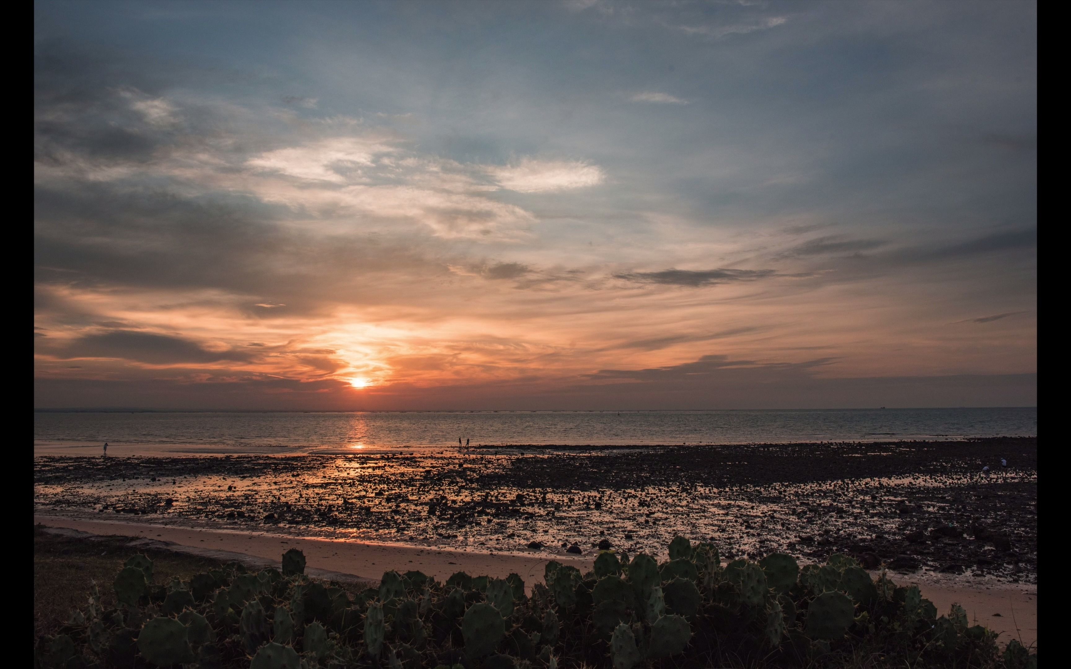 湛江中国大陆南极村海边日出