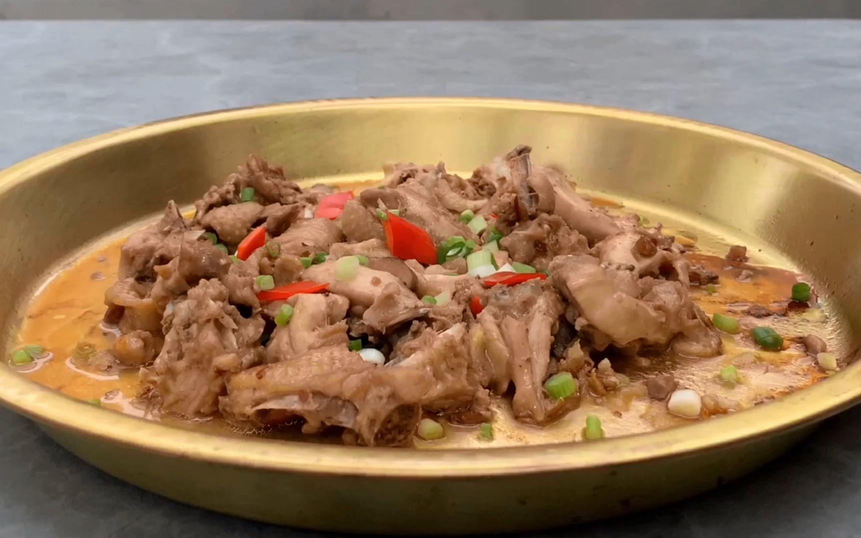 铜盘焗鸡不放一滴水,不用锅能把鸡焗熟,这样的做法第一次见