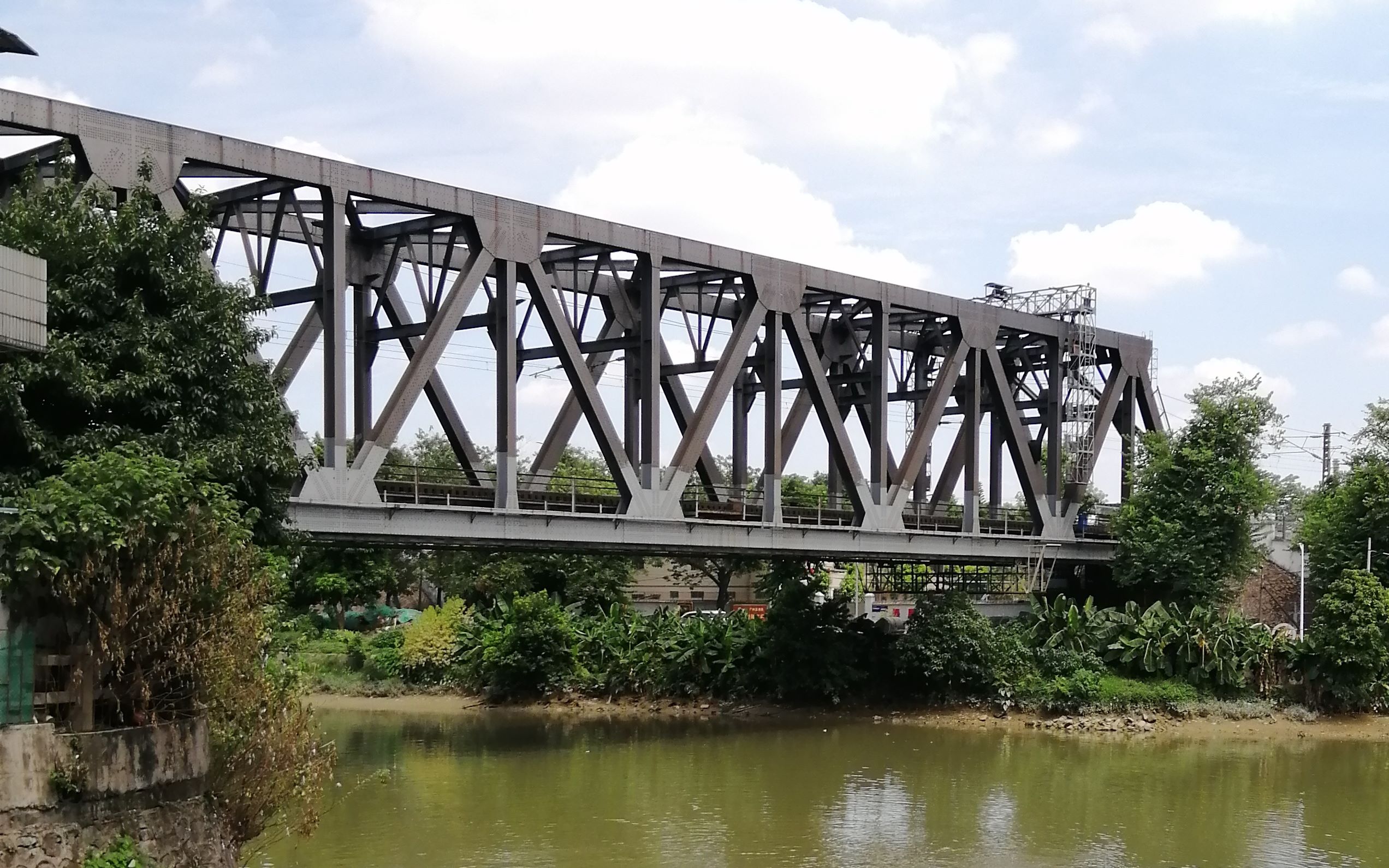 广州流溪河上的一座废弃铁路桥