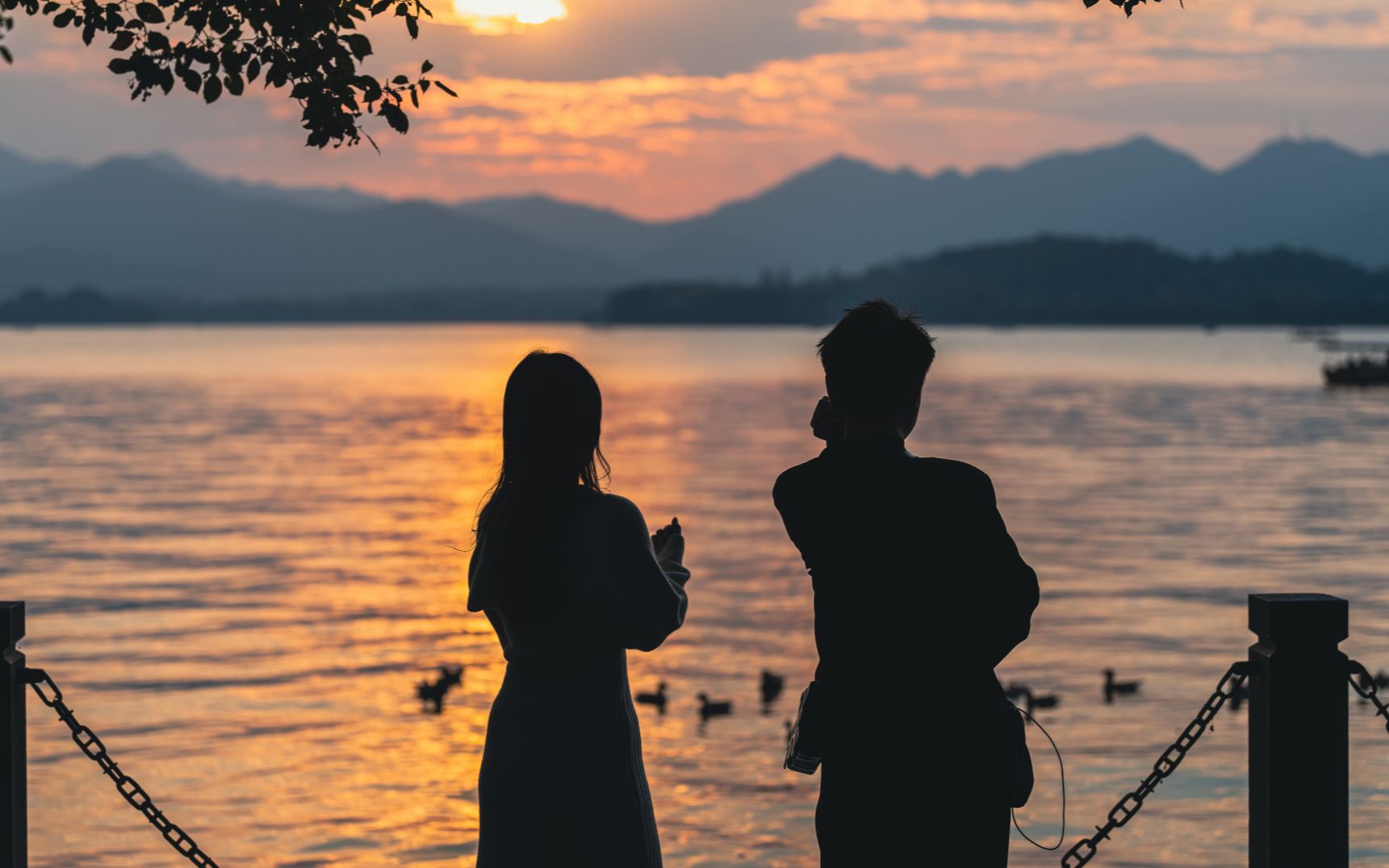 [图]“人间烟火气，最抚凡人心”这是我今天看到最美的笑容~每一个靠自己双手努力的人，都值得被尊重~今日份笑脸送给大家，希望能治愈你们~#扫街 #拍照的意义 #烟火气