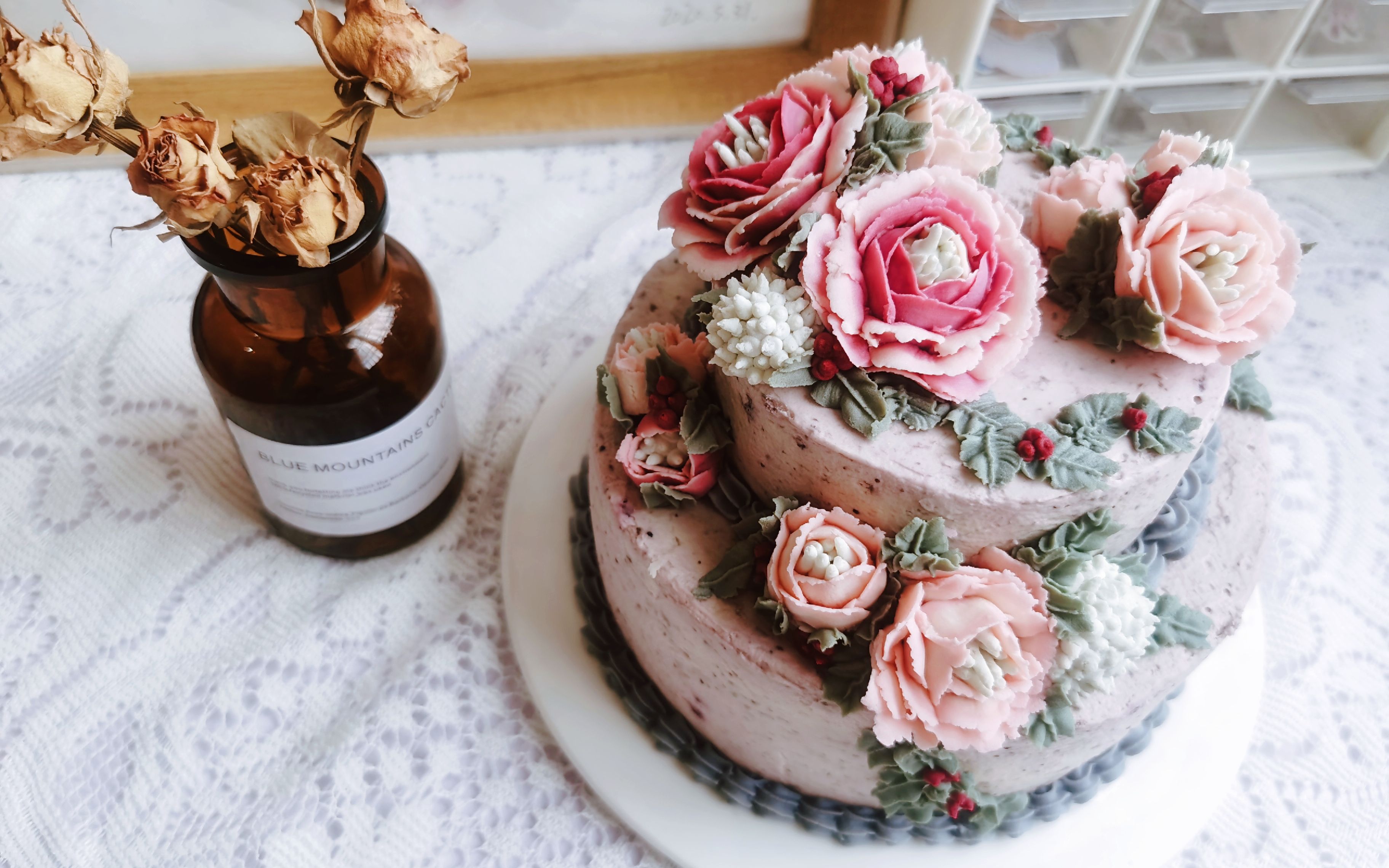 活动  【蛋糕vlog】蓝莓双层奶油蛋糕 | 持续炎热中 | 豆沙裱花 玫瑰