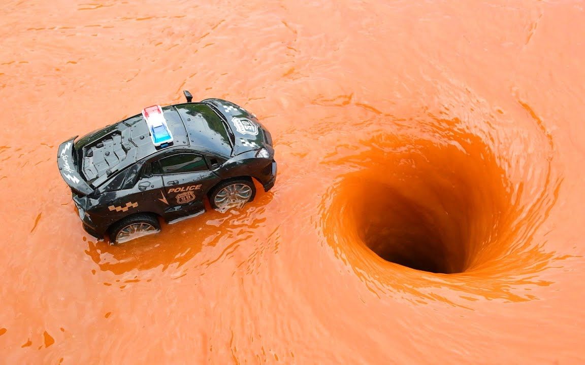 警车,遥控车,挖掘机,鳄鱼被漩涡吸走了!