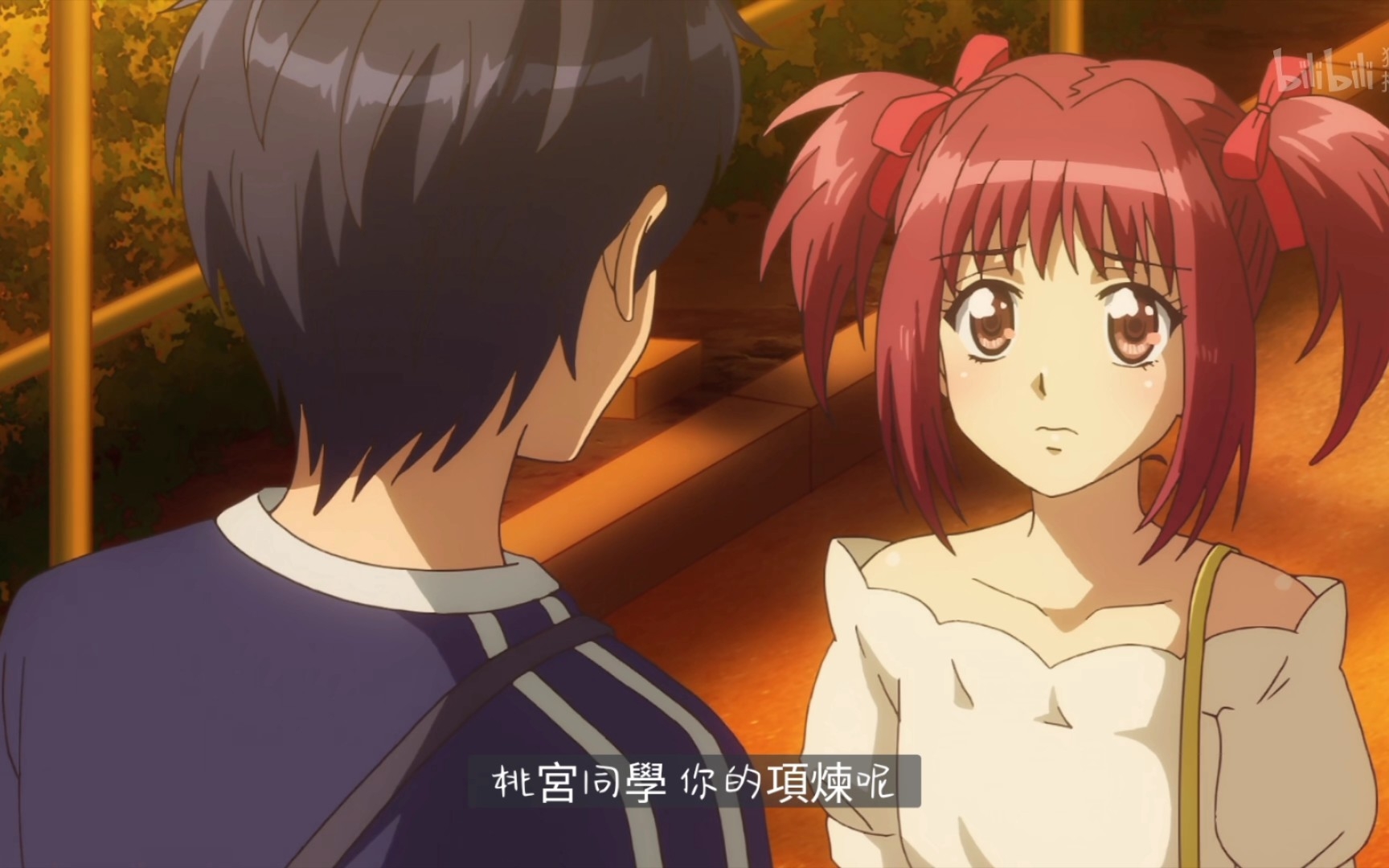 青山给小梅带上铃铛这个场景原版和新版的对比东京猫猫