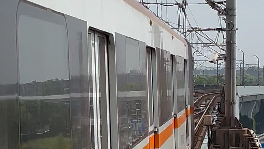 上海地铁7号线芬达进美兰湖站过道岔.