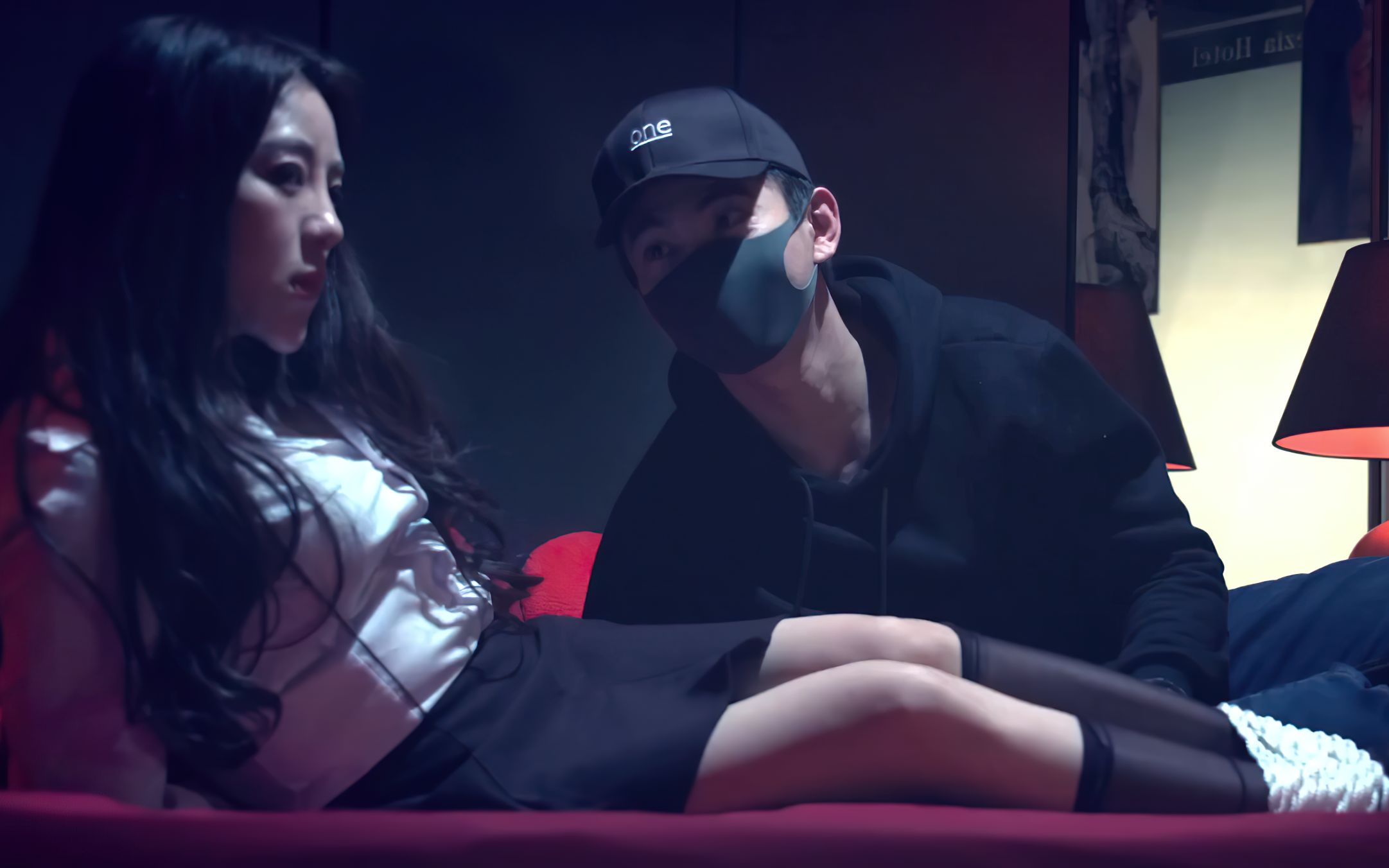 美女主播被绑架和美女玩问答小游戏答错一题就要脱一件衣服