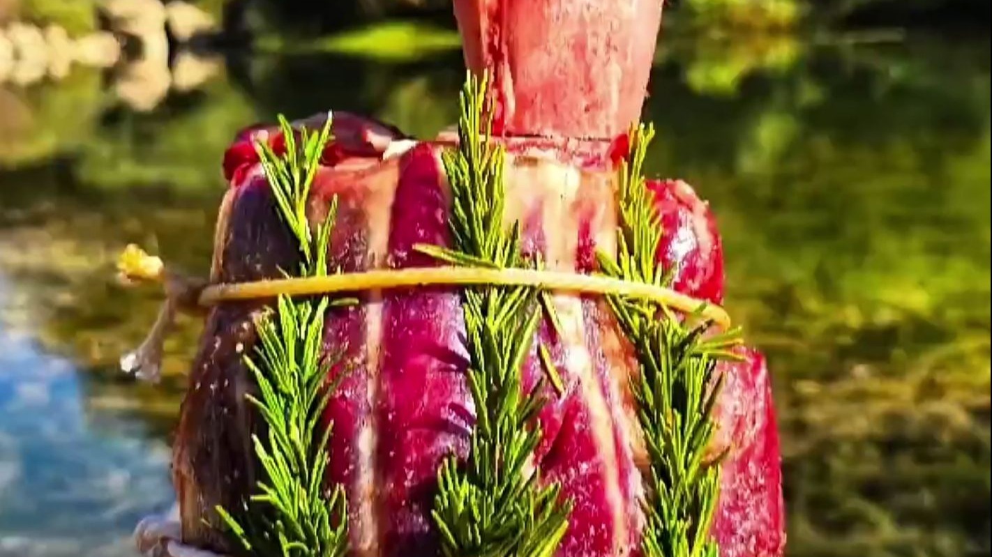 炭烤小牛腿搭配热面包+露营夹心肉丸