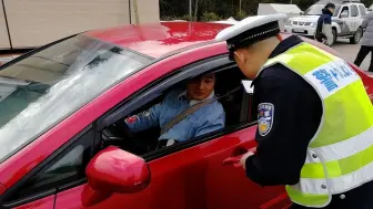 Télécharger la video: 交警提醒：将严查私家车“2+3”新式违章？车主：以前都没有过