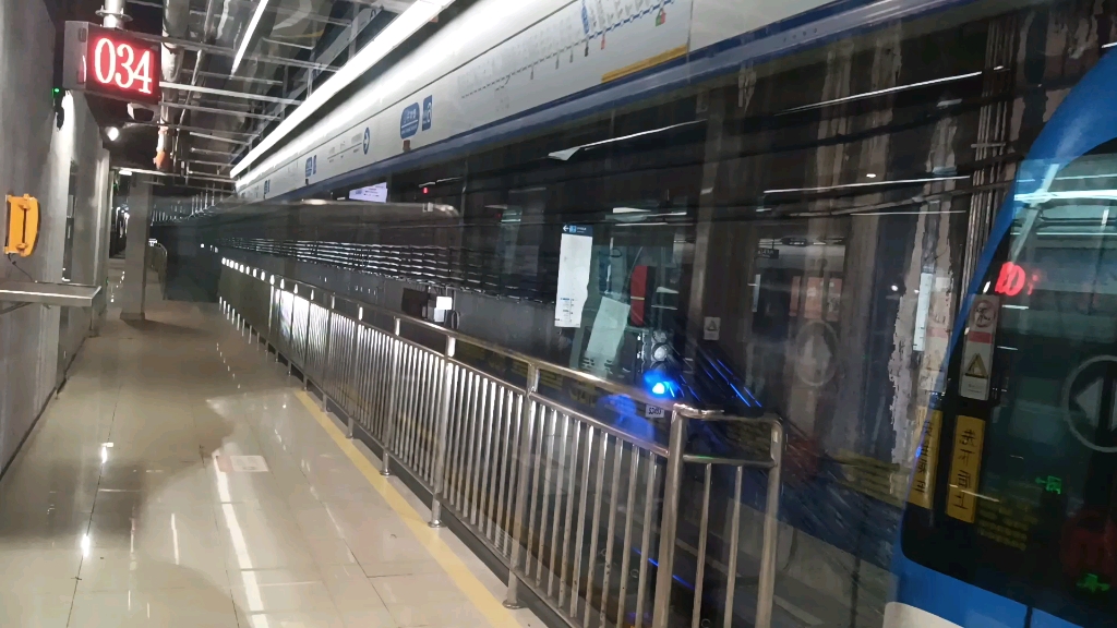杭州地铁6号线06052号车钱江世纪城方向奥体中心出站