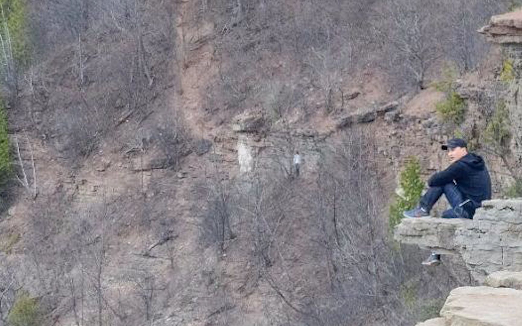 [图]骇人！国外男子与好友登山拍照，回家后放大照片瞬间背脊发凉