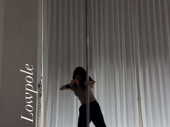 天津医院美女护士钢管舞秀单人舞蹈